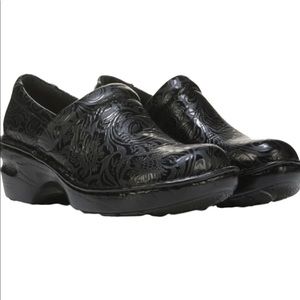 BOC Women's Peggy Medium/Wide Clog